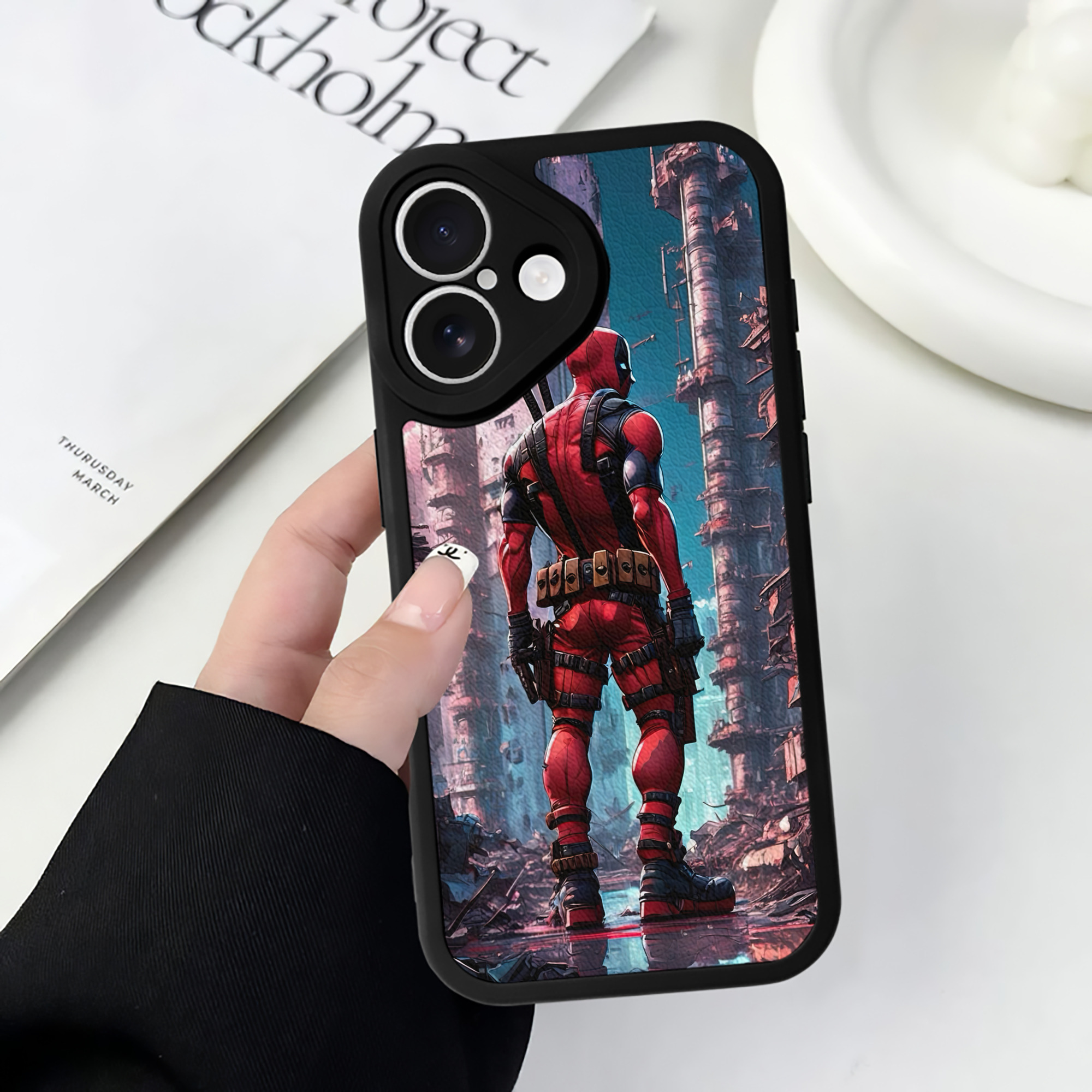 （画像用） Deadpool デッドプール 【iPhone 16シリーズ対応】シリコンスマホケース（レザー調） 材質：シリコン